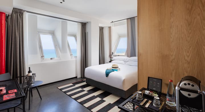 Brut Seafront Hotel By Sunday