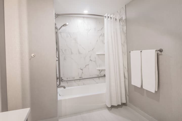 Holiday Inn Express & Suites Toronto Airport South by IHG