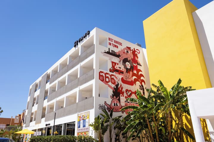 Ryans Lolas Ibiza - Adults Only