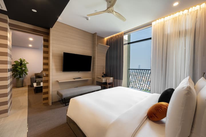 SUN & MOON, Riverside Hotel