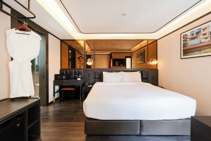 The Gravitique Hotel Khaosan