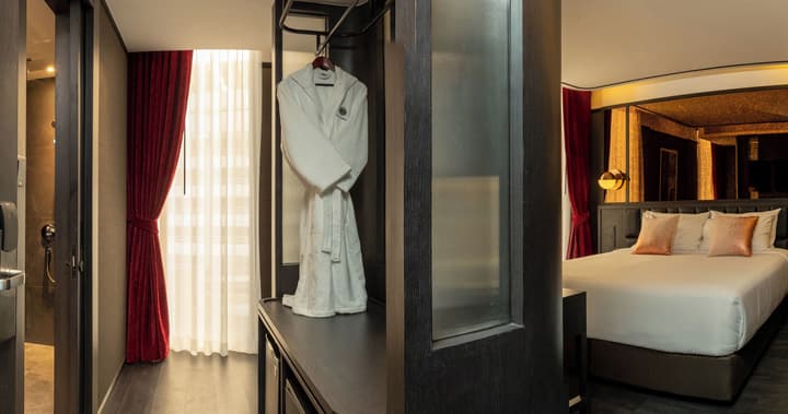 The Gravitique Hotel Khaosan