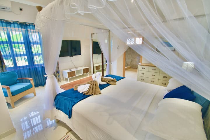 Sea Splash & La Petite Maison