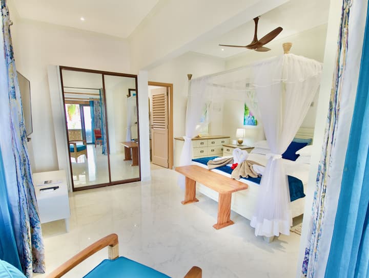 Sea Splash & La Petite Maison