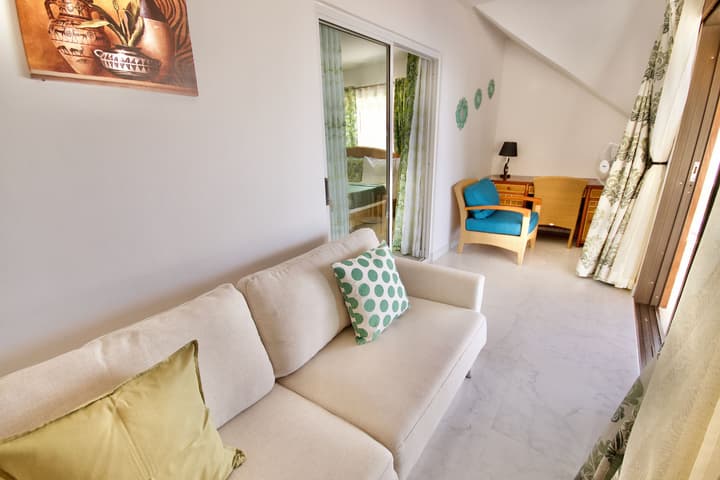 Sea Splash & La Petite Maison