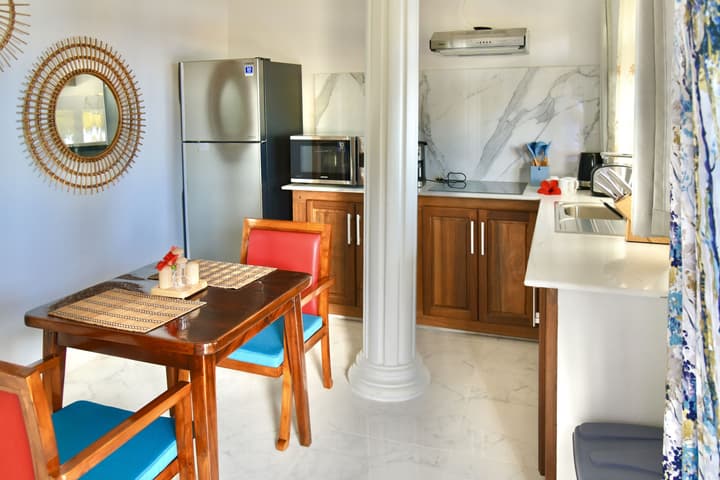 Sea Splash & La Petite Maison
