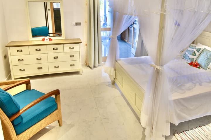 Sea Splash & La Petite Maison