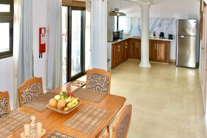 Sea Splash & La Petite Maison
