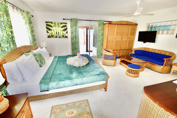 Sea Splash & La Petite Maison