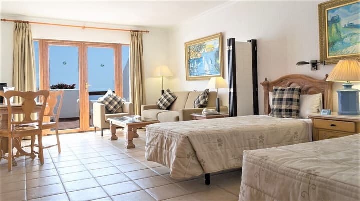 Ona Beverly Hills Suites