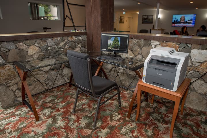 Robin Hood Inn & Suites
