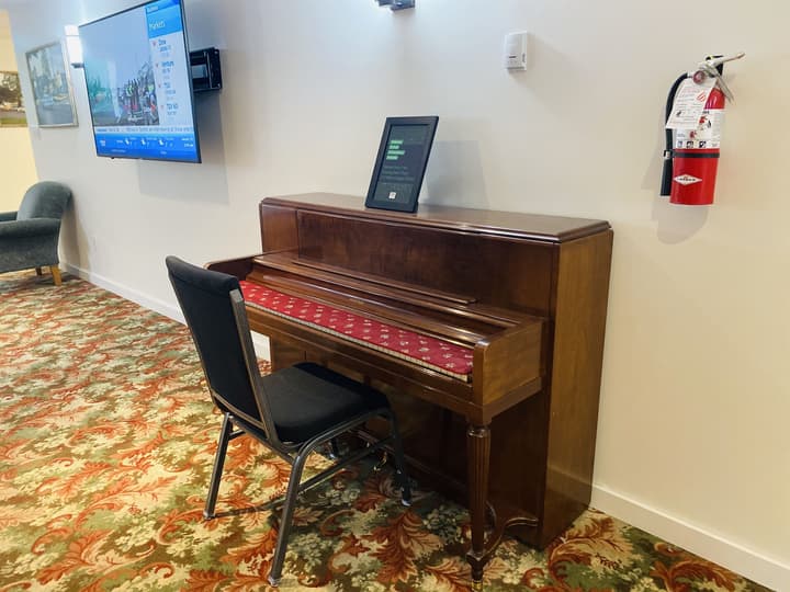 Robin Hood Inn & Suites