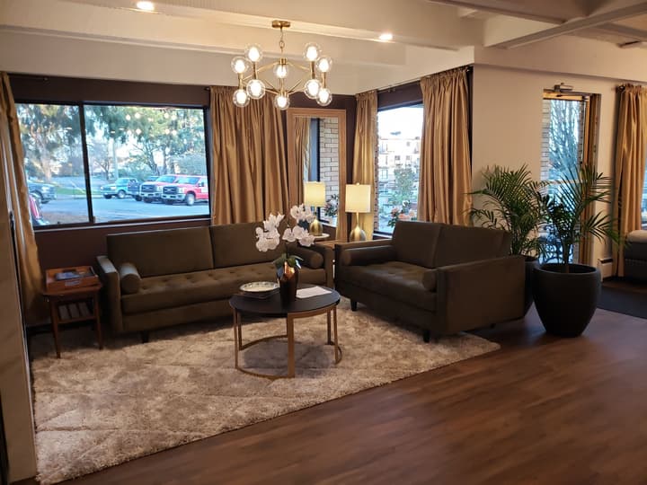 Robin Hood Inn & Suites