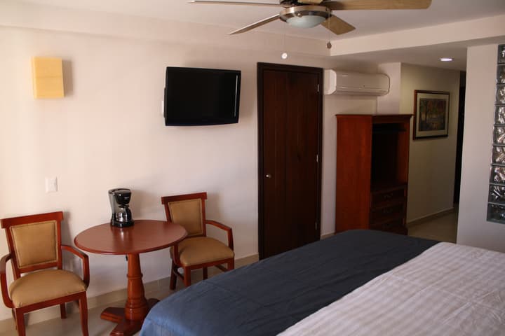 Hotel Porto Allegro - Near Malecon