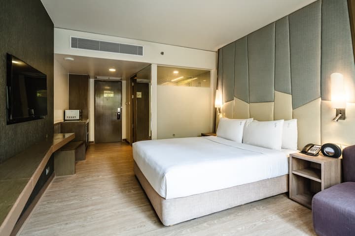 Holiday Inn Express Bangkok Sukhumvit 11 by IHG