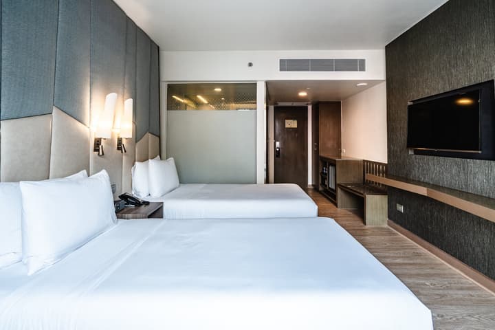 Holiday Inn Express Bangkok Sukhumvit 11 by IHG