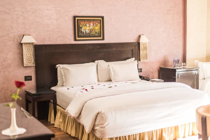 Almas Hotel