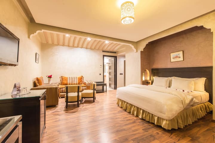 Almas Hotel