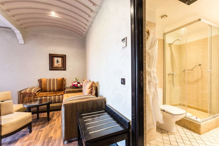 Almas Hotel
