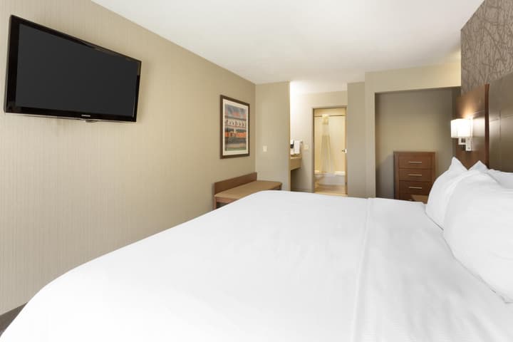 Best Western Plus Cottontree Inn