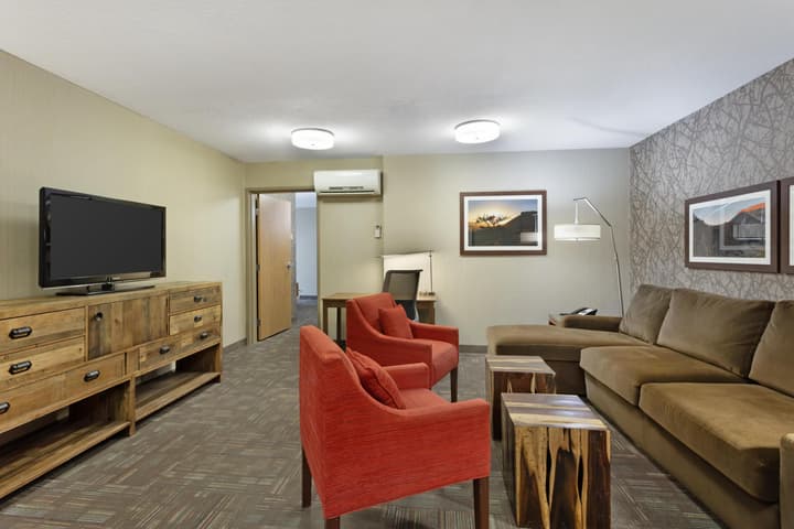 Best Western Plus Cottontree Inn