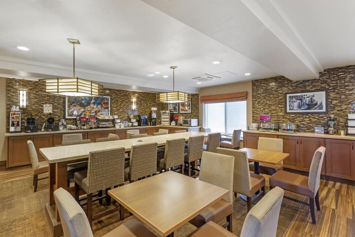 Best Western Plus Cottontree Inn