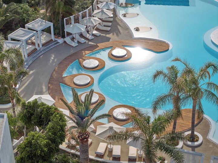 Caramel, A Resort to Live