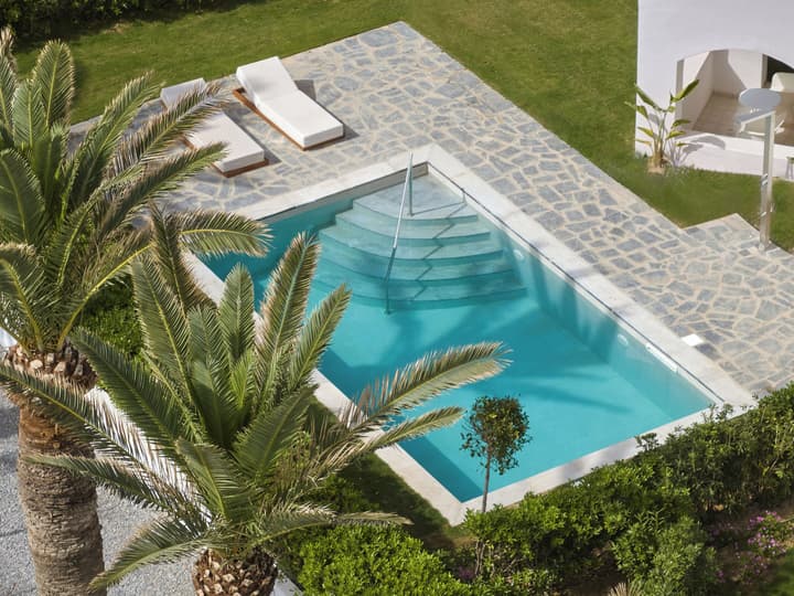 Caramel, A Resort to Live