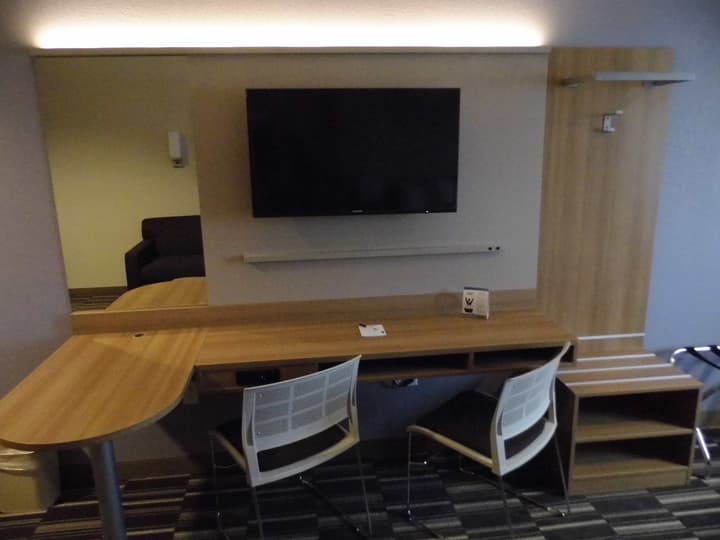 Microtel by Wyndham Vernal / Naples
