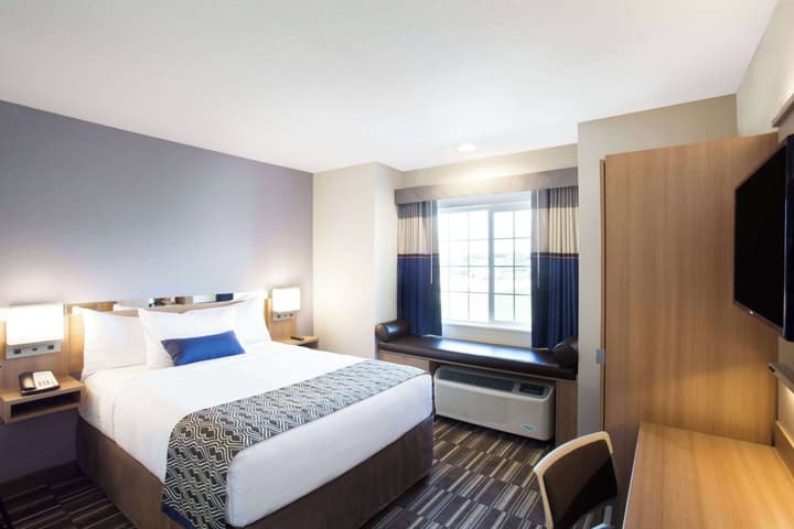 Microtel by Wyndham Vernal / Naples