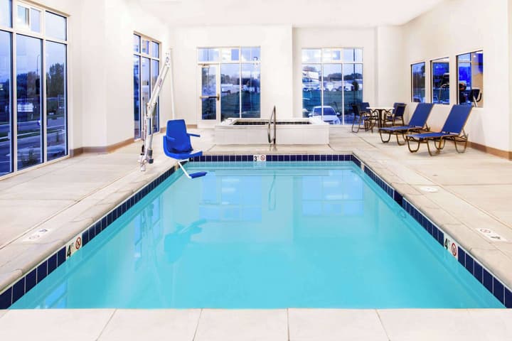 Microtel by Wyndham Vernal / Naples