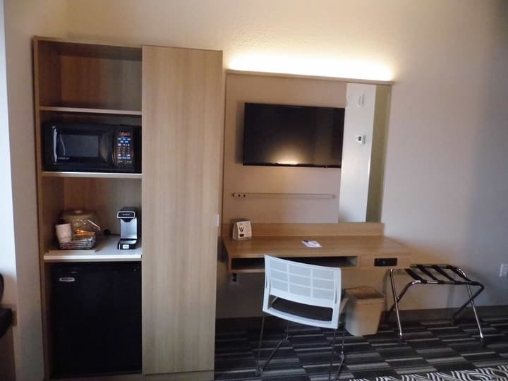 Microtel by Wyndham Vernal / Naples