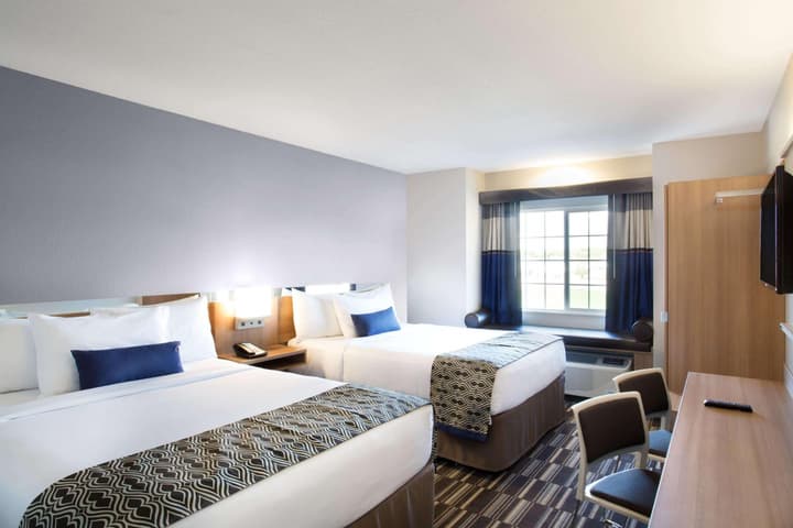 Microtel by Wyndham Vernal / Naples