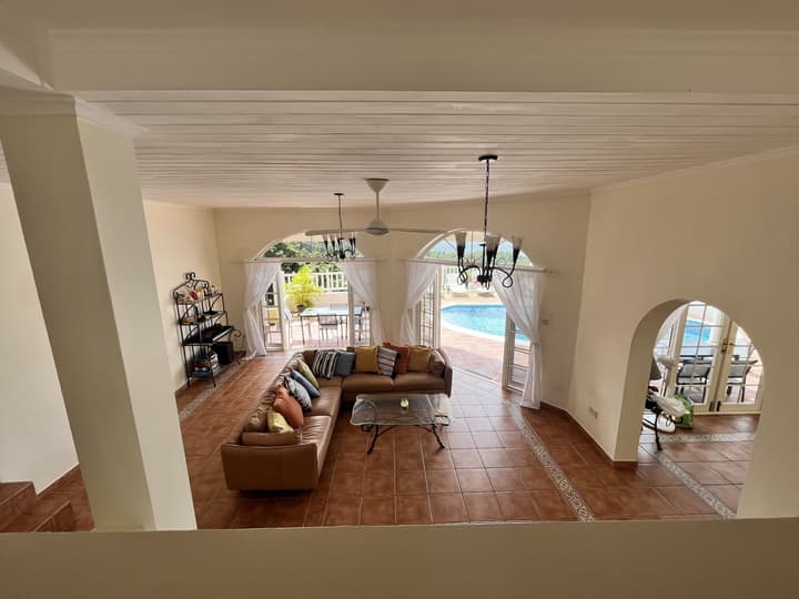 Labrolette Bay-villa-sleeps 8-pool-parking