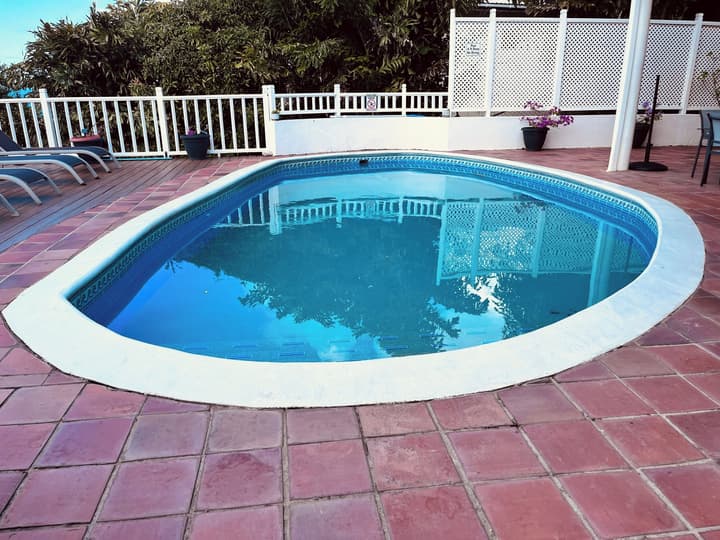 Labrolette Bay-villa-sleeps 8-pool-parking