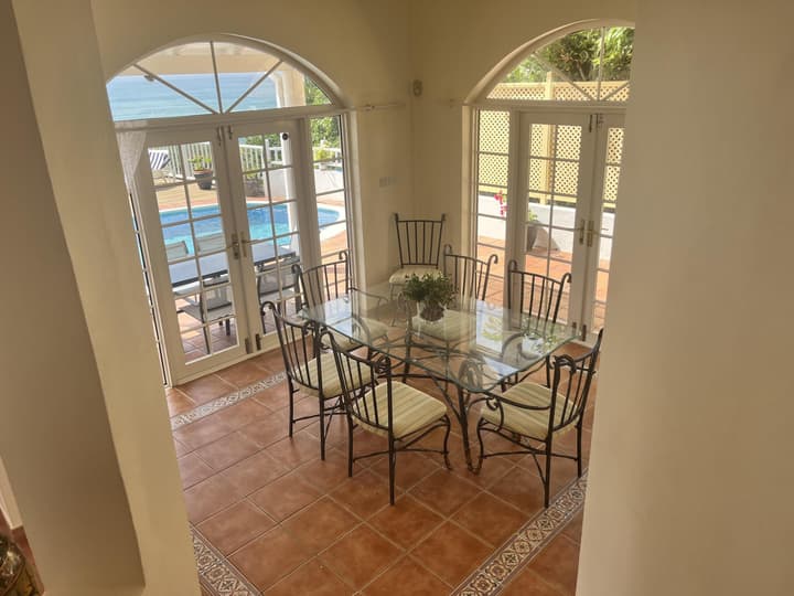 Labrolette Bay-villa-sleeps 8-pool-parking