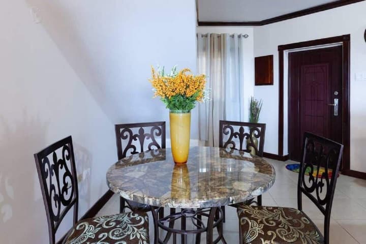 Loft - Sleeps 4 - Parking - Balcony