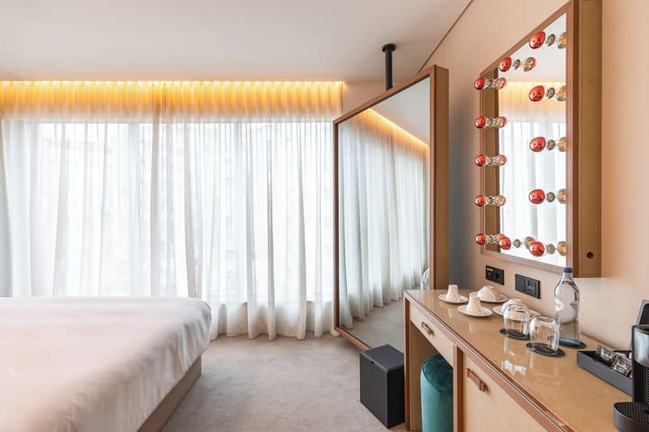 Luster Hotel