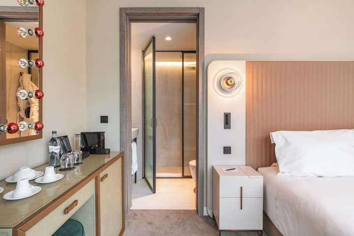 Luster Hotel