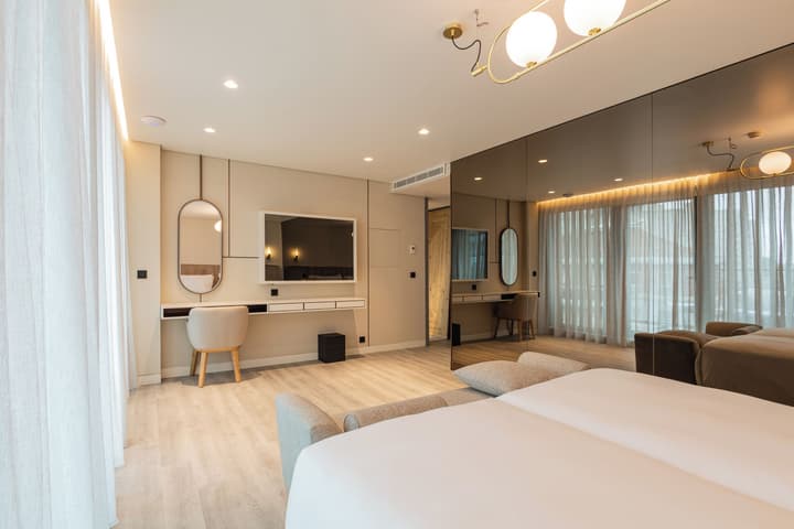 Luster Hotel