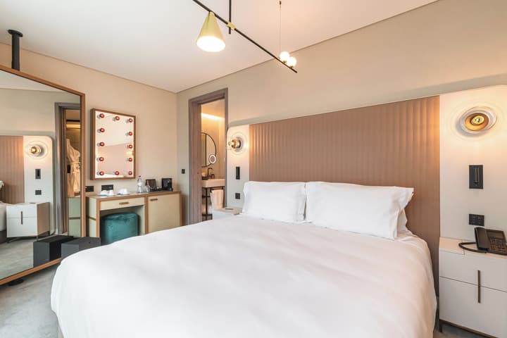 Luster Hotel