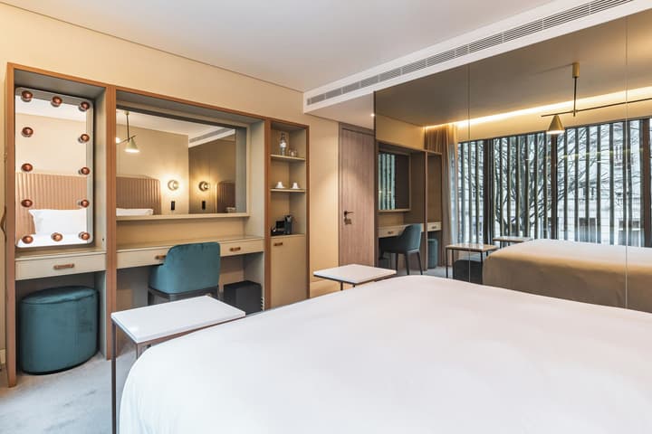 Luster Hotel