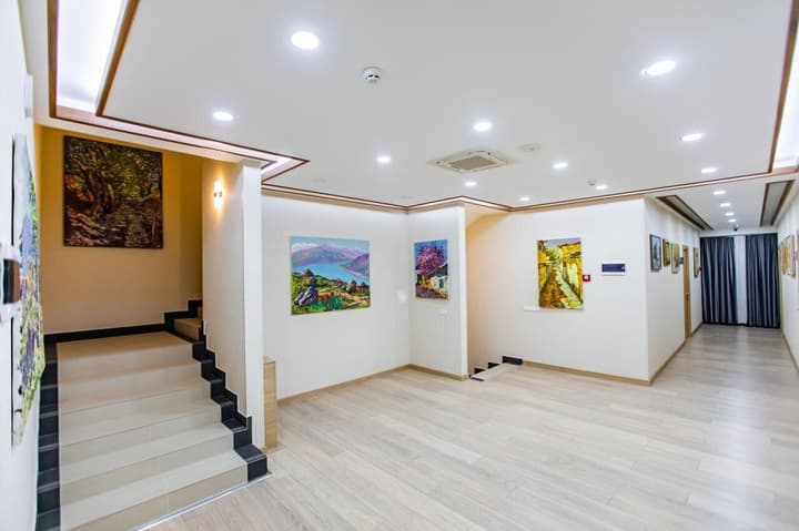 Art Deluxe Hotel