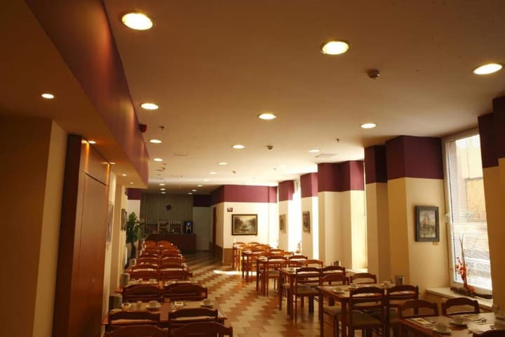 Six Inn Hotel