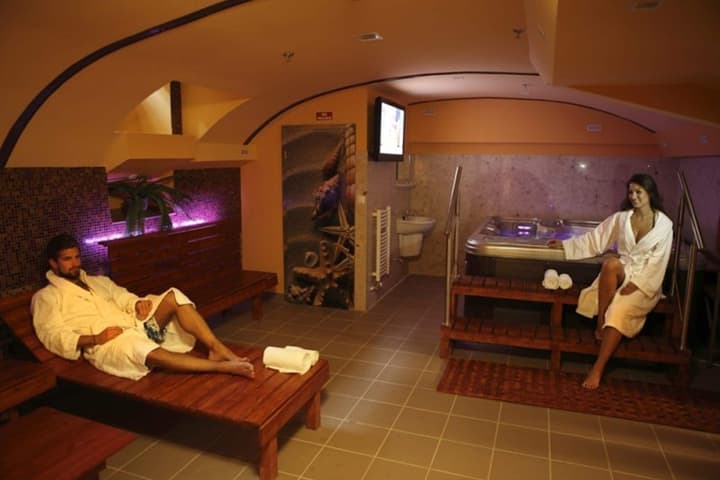 Six Inn Hotel