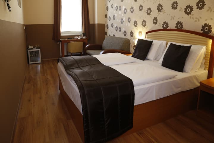 Six Inn Hotel