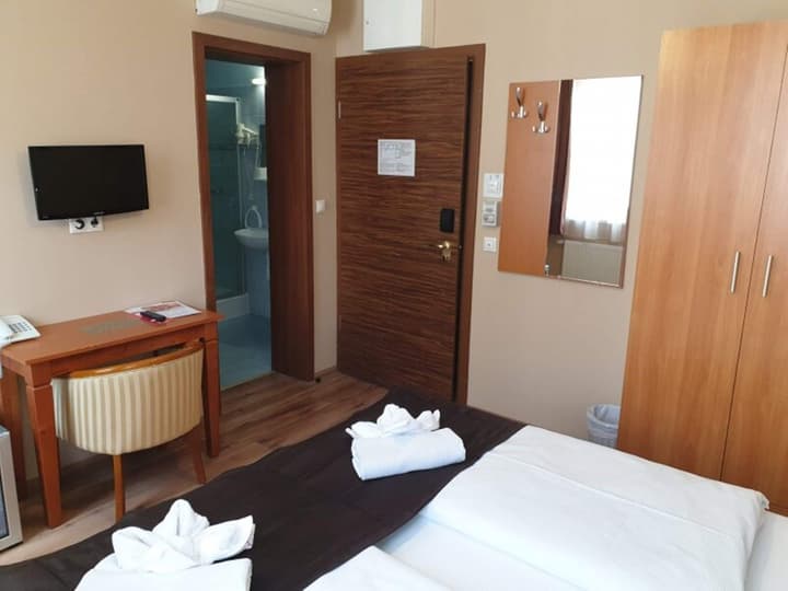 Six Inn Hotel