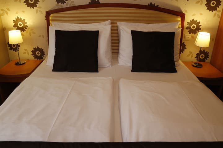 Six Inn Hotel