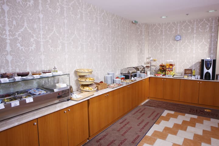 Six Inn Hotel