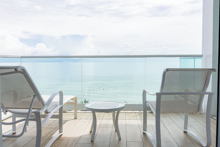 Sherry Frontenac Oceanfront Hotel